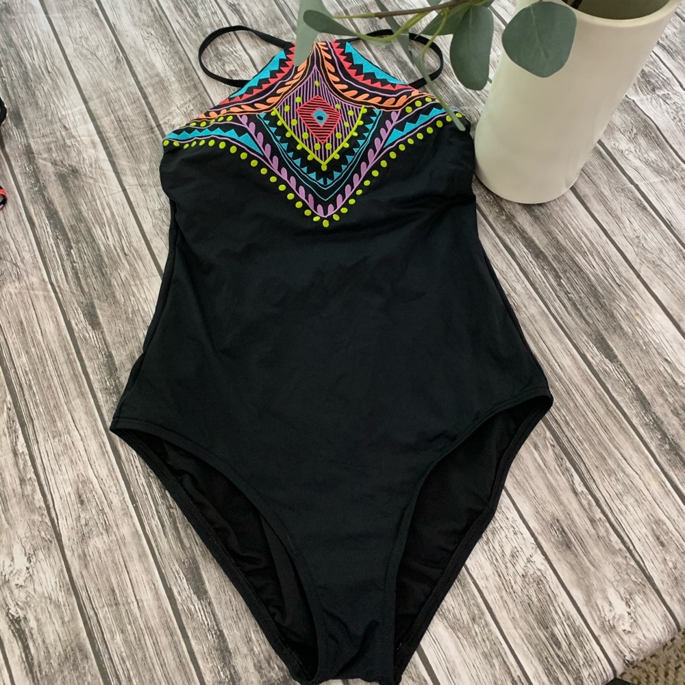 Women’s bathing suit Large brand laundry
